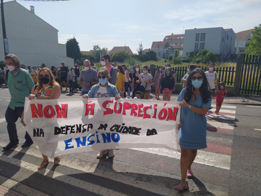 Padres del colegio de Palmeira cortaron el tráfico en la AC-305 cruzando por un paso de peatones