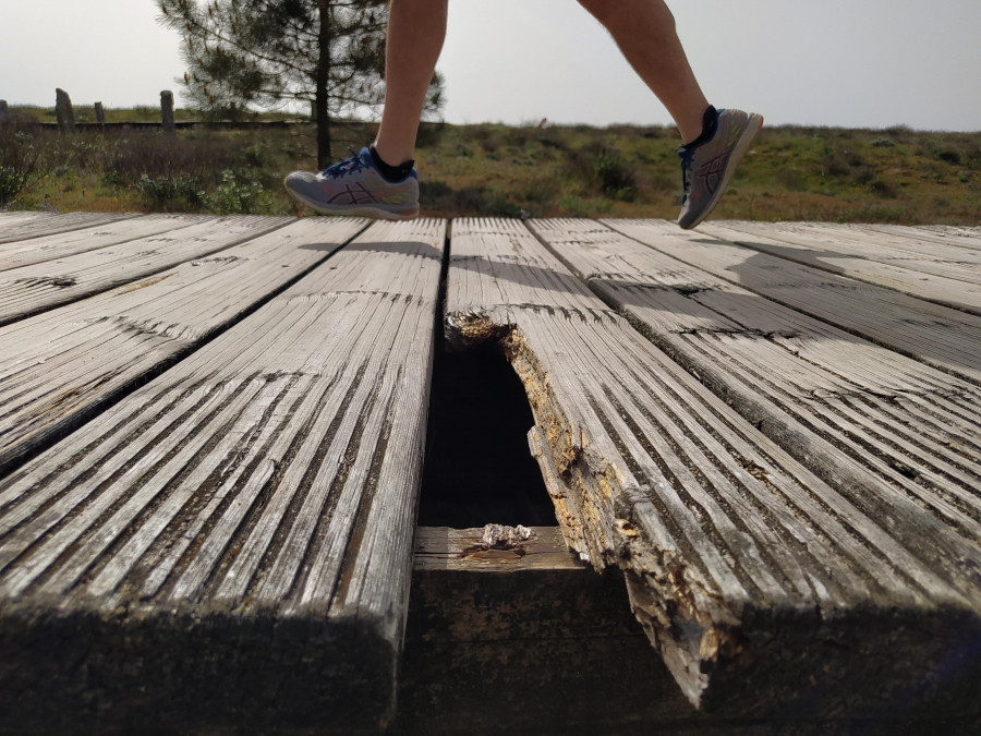 Ribeira adjudica por 75.283 euros el suministro del material para renovar las pasarelas de Coroso