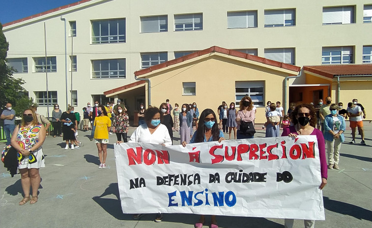 Padres de alumnos del colegio de Palmeira recogen firmas contra la supresión de dos aulas de Infantil