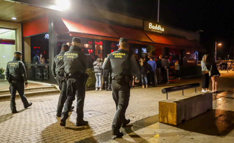 Aglomeraciones a las puertas de los locales durante la primera noche de viernes con el ocio nocturno abierto en Galicia