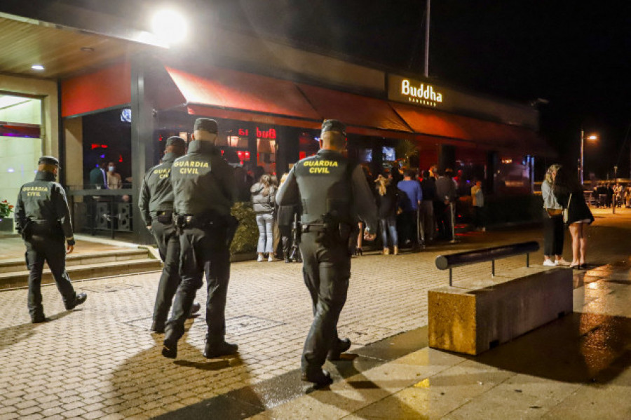 Aglomeraciones a las puertas de los locales durante la primera noche de viernes con el ocio nocturno abierto en Galicia