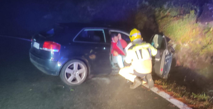 Buscan a un conductor que se fugó de un accidente con su coche en A Pobra sin auxiliar al copiloto herido