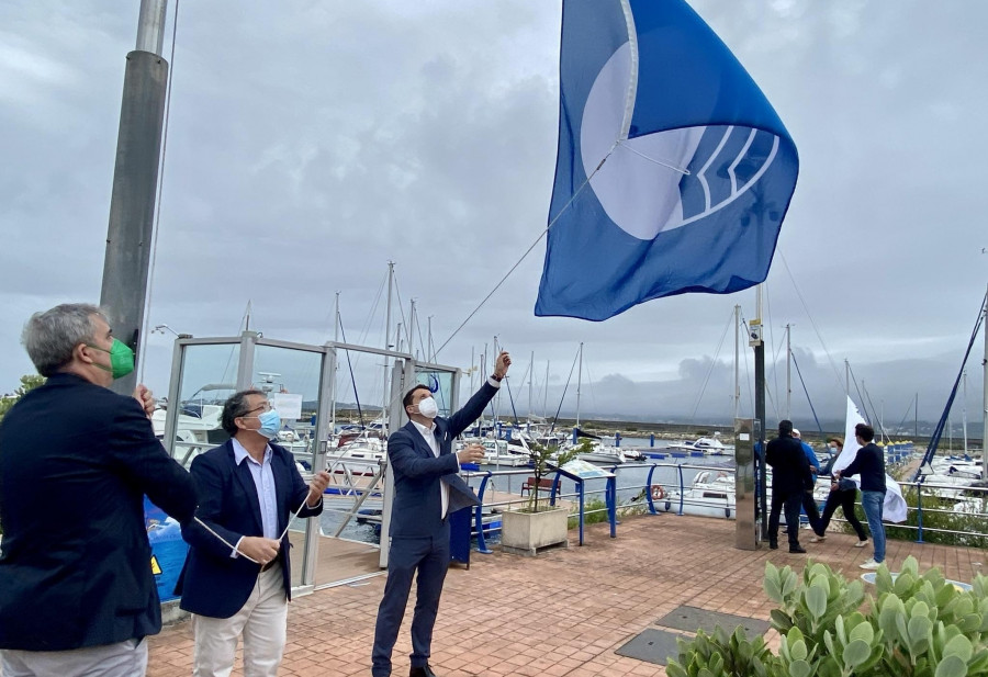 El Náutico de Boiro-Marina Cabo de Cruz iza su Bandeira Azul y la de Q de Calidade