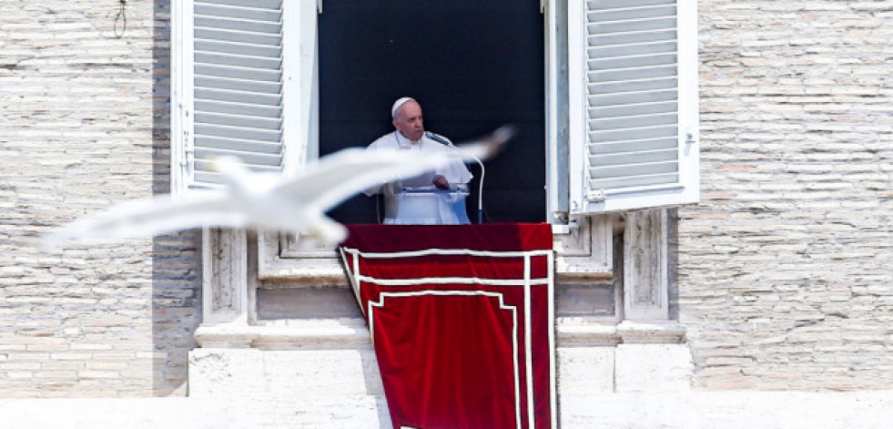 El papa prosigue su terapia hospitalaria y redactará la homilía del domingo