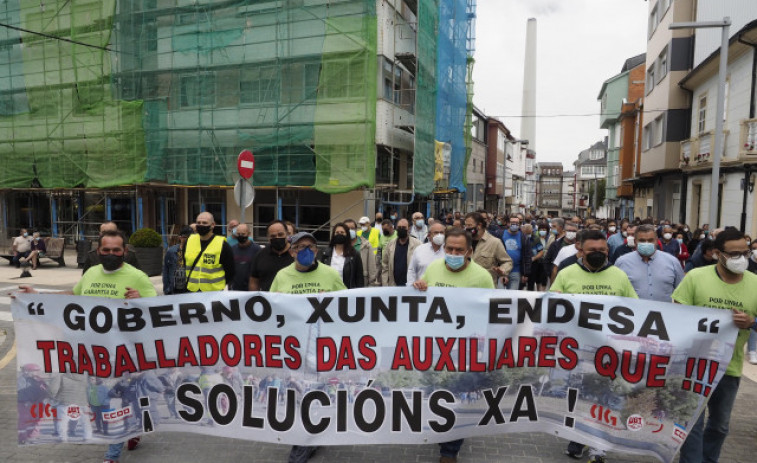 Trabajadores de las auxiliares de Endesa inician una acampada de protesta frente al Consistorio de As Pontes