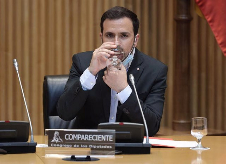 El ministro Garzón recomienda reducir el consumo de carne: "Cada kilo requiere 15.000 litros de agua"