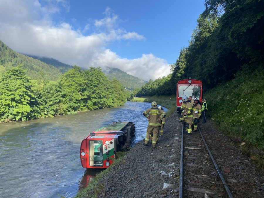 Al menos 17 heridos al caer a un río un vagón de tren con estudiantes en el centro de Austria