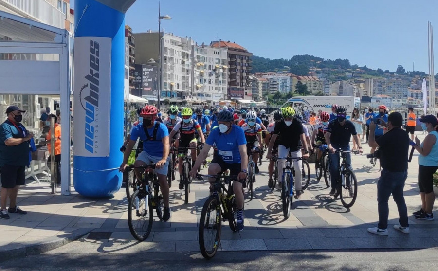 Un centenar de ciclistas emulan la etapa de La Vuelta que saldrá el 4 de septiembre de Sanxenxo