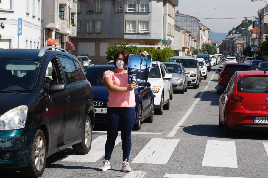 Una caravana de hosteleros lleva sus protestas por toda la comarca