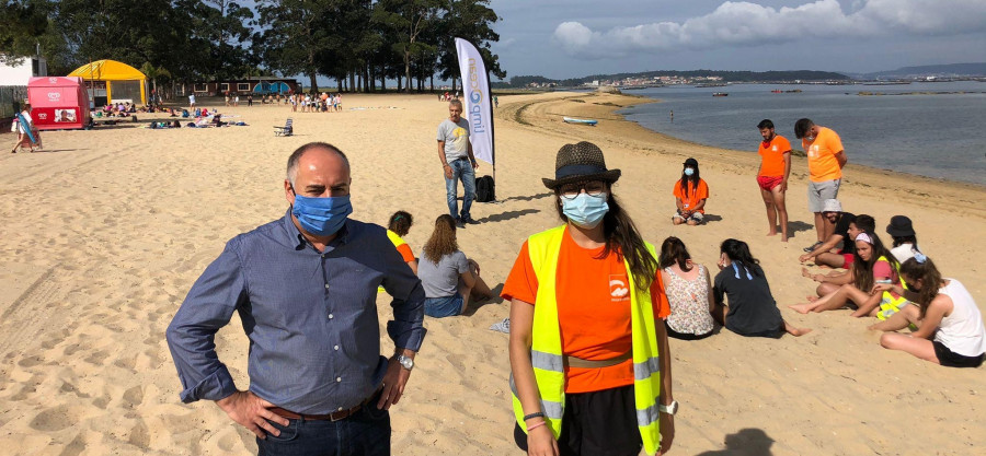 Los voluntarios regresan a As Sinas con la ambición de retirar plásticos en más playas