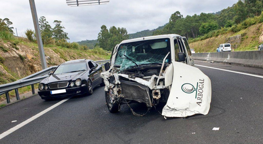 Una joven, herida tras impactar en su coche las piedras despedidas de un camión accidentado