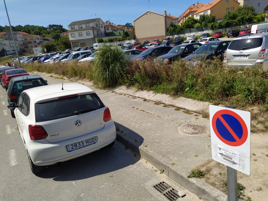 El Concello de Ribeira acomete el desbroce de maleza en el parking disuasorio de Abesadas