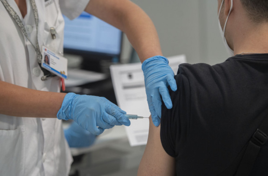 Feijóo anuncia la apertura de la autocita de vacunación para los adolescentes de 16 a 19 años