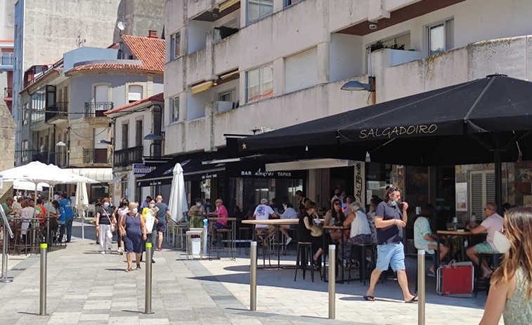 Sanxenxo propone PCR para acceder a  los bares y Vilagarcía terrazas al completo