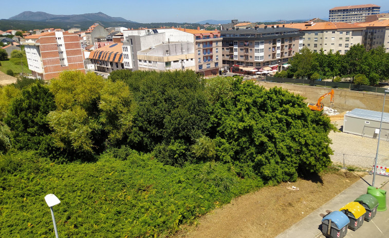 Ruiz sondea cinco terrenos en el casco urbano para construir el nuevo centro de salud en Ribeira