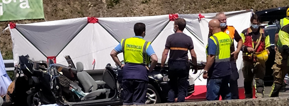 Los Bomberos de los parques comarcales de Boiro y de Ribeira procedieron a la excarcelación del Honda Civic para liberar y extraer a la víctima, a la que los sanitarios trataron de reanimar sin éxi