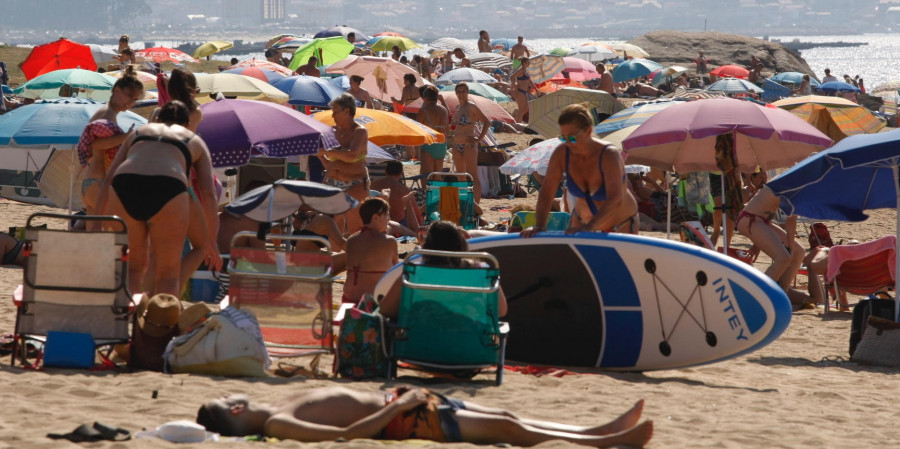 Los cálidos días de playa y los largos atascos regresan al verano en O Salnés