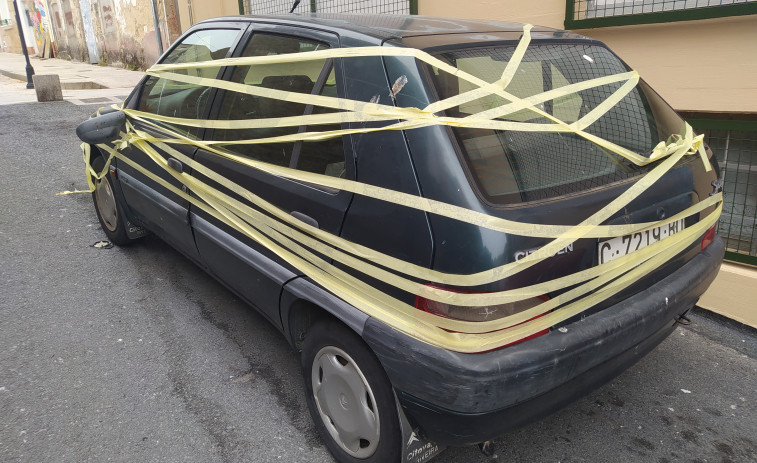 Pinchan ruedas y rompen cristales y retrovisores de coches en otra noche de vandalismo en Ribeira