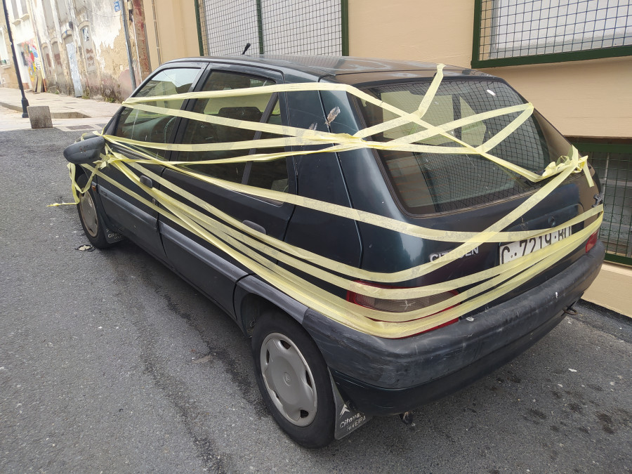 Pinchan ruedas y rompen cristales y retrovisores de coches en otra noche de vandalismo en Ribeira