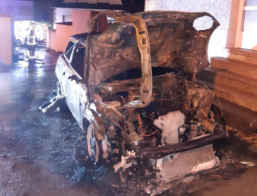 Investigan el incendio que calcinó un coche de madrugada en A Illa y causó daños en una vivienda