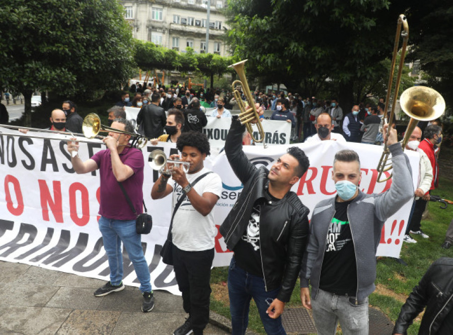 Las orquestas gallegas sacan la verbena a la calle para protestar por el protocolo covid