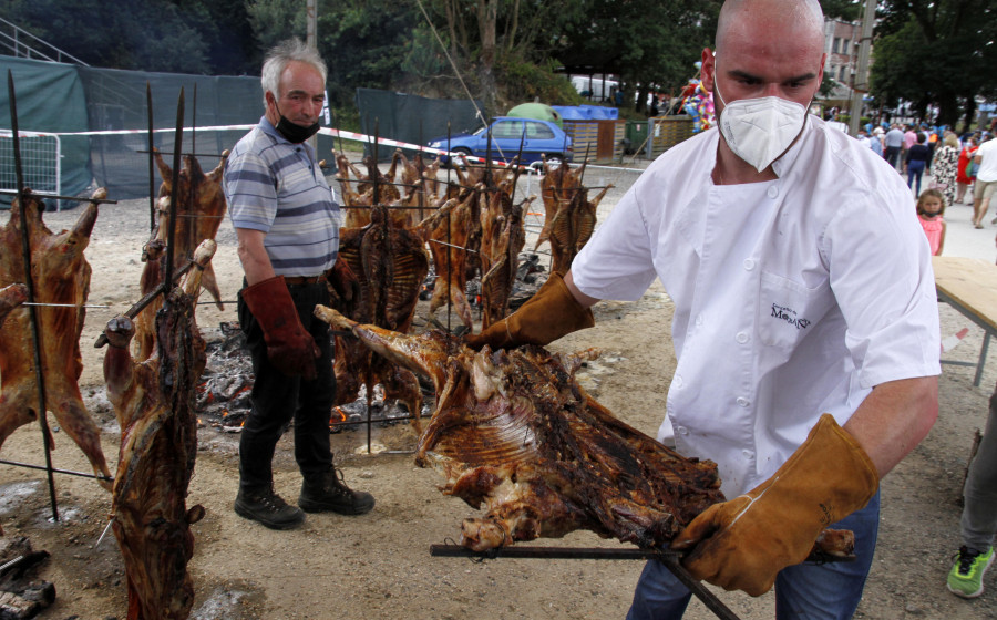 Moraña rendeuse ao seu produto gastronómico estrela: O Carneiro ao Espeto