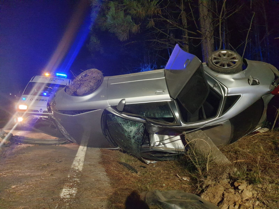 Evacuadas de madrugada al hospital tres veinteañeras tras volcar en Cambados el vehículo en el que viajaban