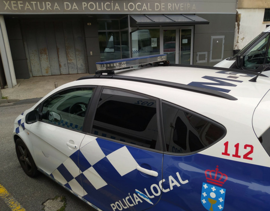 Denunciados dos jóvenes en Ribeira por seguir de botellón pese a las advertencias policiales