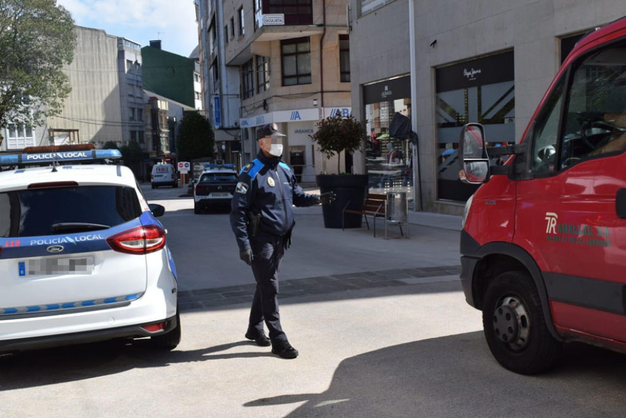 Siete clientes desalojan un área comercial de Ribeira tras exigírsele a positivos de Covid-19 que lo abandonasen