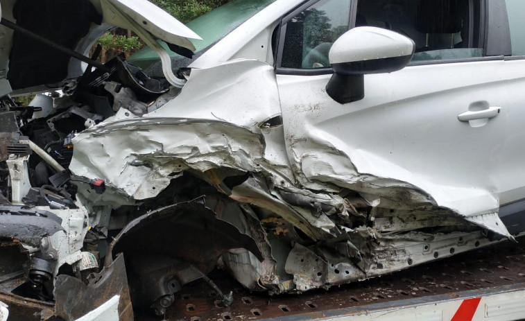 Heridos dos conductores en una colisión frontolateral en la carretera de O Confurco a su paso por Boiro
