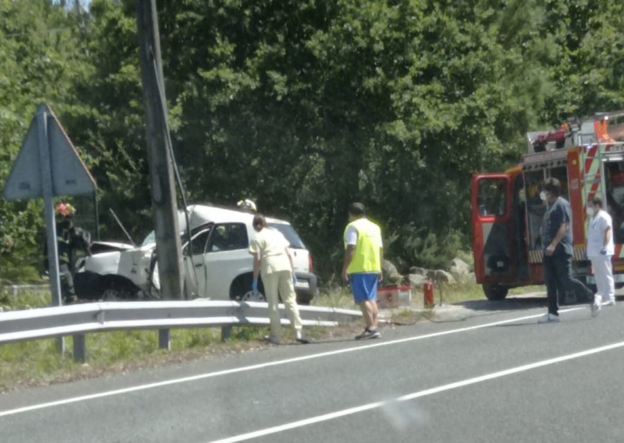 ​Fallece un conductor que se salió de vía y chocó contra un poste de la luz en Valga