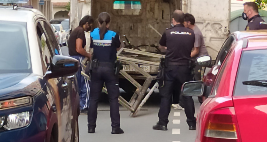 La Policía incauta las estructuras metálicas que se pretendían extraer de un edificio okupa en Ribeira