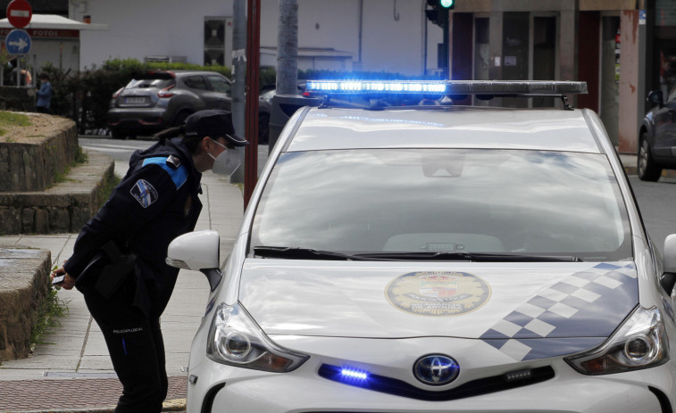 Vilagarcía sanciona a tres personas que hacían botellón en la calle fuera de hora