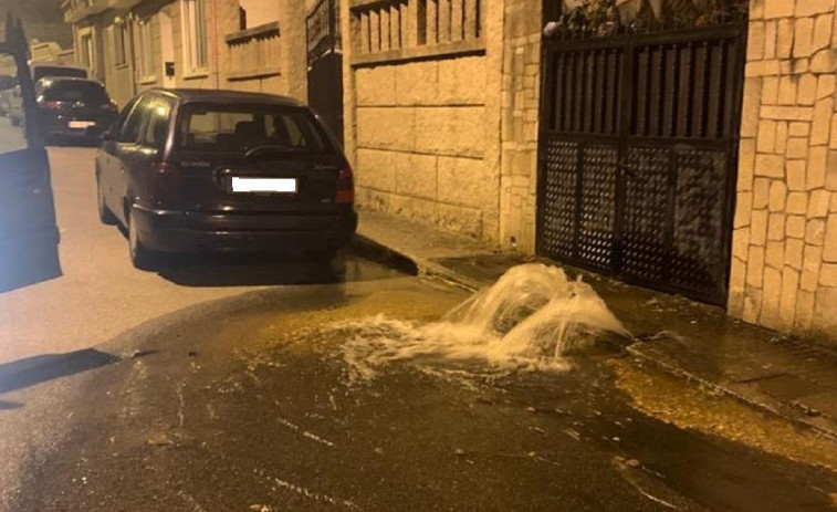 La rotura de una tubería en Faxilde deja sin agua a buena parte de los vecinos del lugar