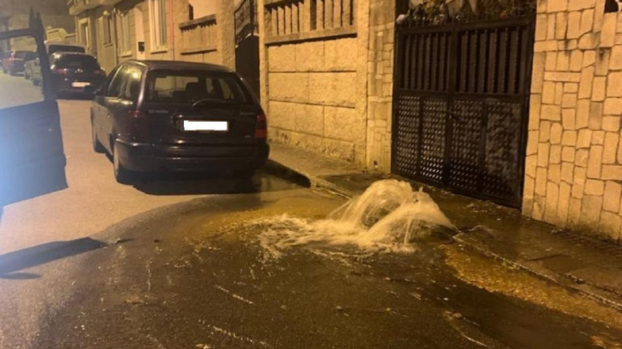 La rotura de una tubería en Faxilde deja sin agua a buena parte de los vecinos del lugar