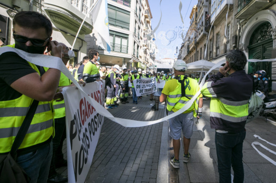 Los trabajadores de Ence endurecen las movilizaciones y cortan los accesos en Pontevedra