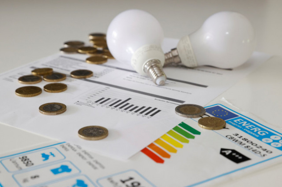 El Gobierno limita al 15% la rebaja de la tarifa regulada de la luz en sus cálculos del tope del gas