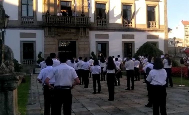 La Banda de Música de Vilagarcía interpreta el pasodoble Triunfo tras el pregón del Arosa