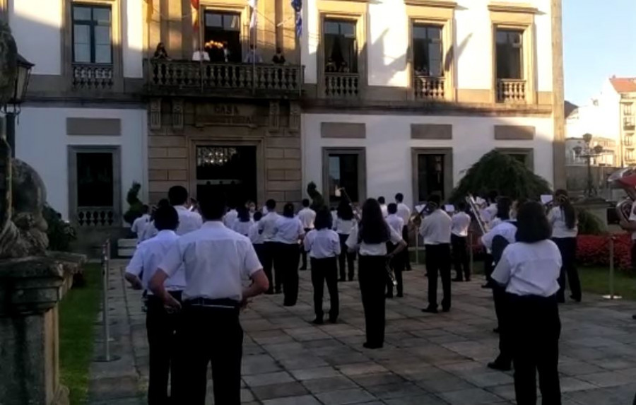 La Banda de Música de Vilagarcía interpreta el pasodoble Triunfo tras el pregón del Arosa