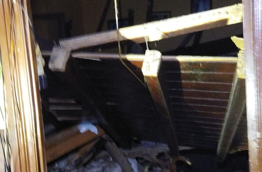 Una pobrense resulta herida tras caerle encima el techo de madera del salón de su casa en Mirandela