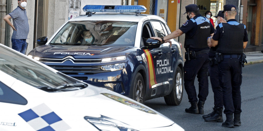 Trata de llevarse ropa sin pagar y retuerce los dedos a una empleada por impedírselo
