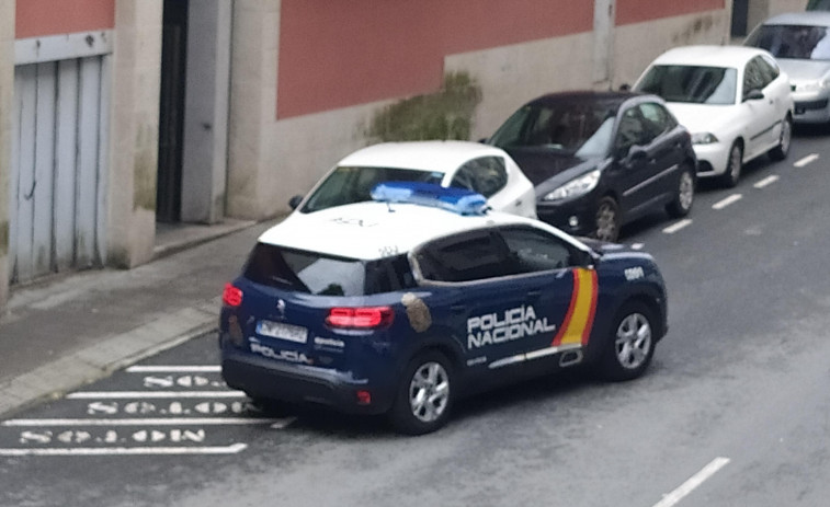 Un conocido delincuente atraca en Ribeira a una taxista y se lleva dinero tras un forcejeo