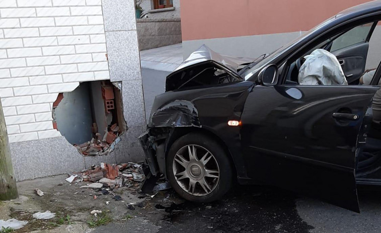 Un cambadés protagoniza una fuga por las calles de A Illa y acaba empotrado contra una casa