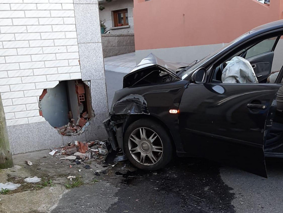 Un cambadés protagoniza una fuga por las calles de A Illa y acaba empotrado contra una casa