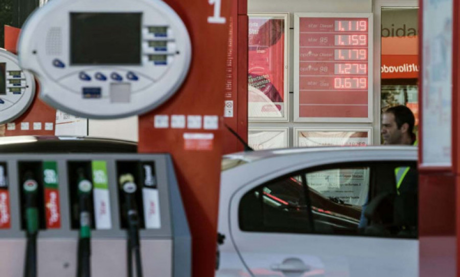 El precio de los carburantes cae esta semana, pero sigue siendo hasta un 21,8% más caro que hace un año