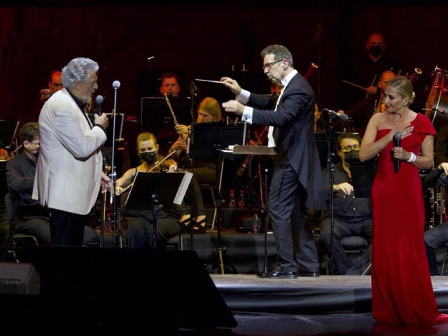 Plácido Domingo y Marta Sánchez cantan a dúo el himno de España en el Fertival Starlite de Marbella