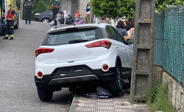 Un bebé resulta herido al ser atropellado su carrito por un vehículo en O Grove