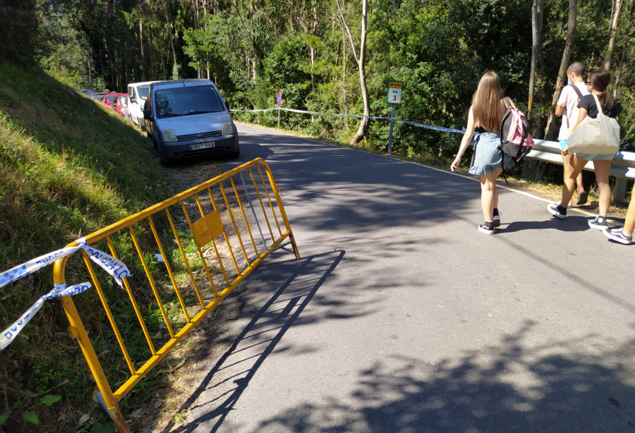 Refuerzan con vallas y cintas la prohibición de aparcar en el vial de acceso a las piscinas naturales de A Pobra