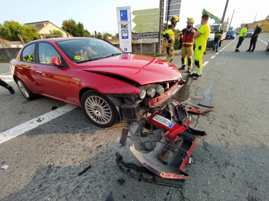 Herido un motorista en una colisión en el cruce de la AC-350 con la carretera de Cabío