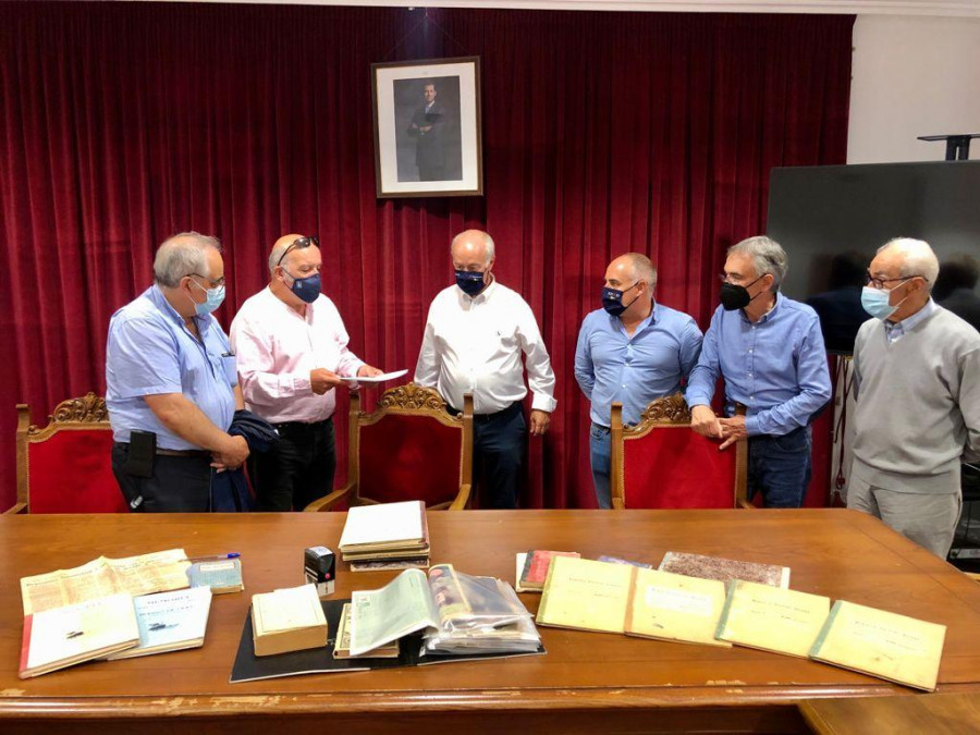 La familia Pombo transfiere al Concello de Vilanova la biblioteca personal de los hermanos Camba